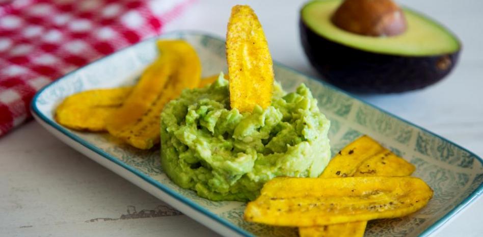 Receta de Chips de plátano verde con guacamole