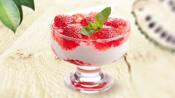 MOUSSE DE GUANÁBANA CON SALSA DE CEREZAS Y FRESAS