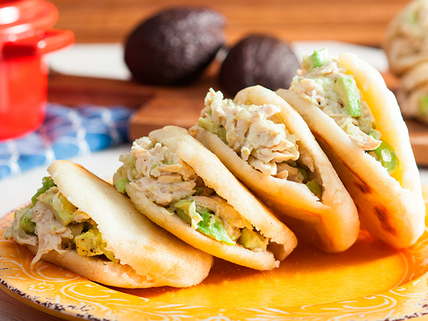 Arepa con pollo y aguacate