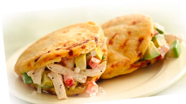 AREPA RELLENA DE POLLO Y AGUACATE