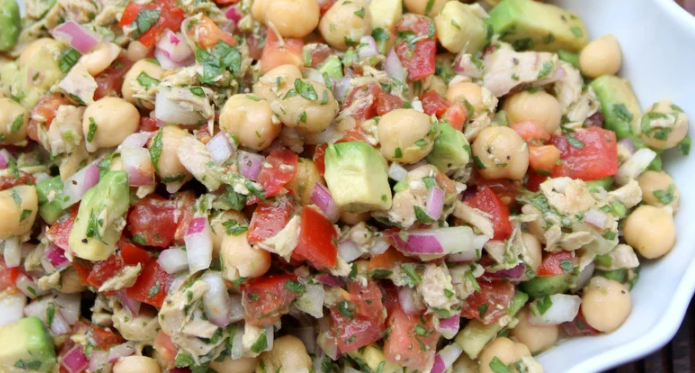 Ensalada de garbanzos con atún y aguacate