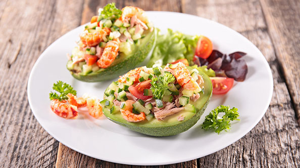 AGUACATE RELLENO CON CAMARONES Y QUESO CREMA