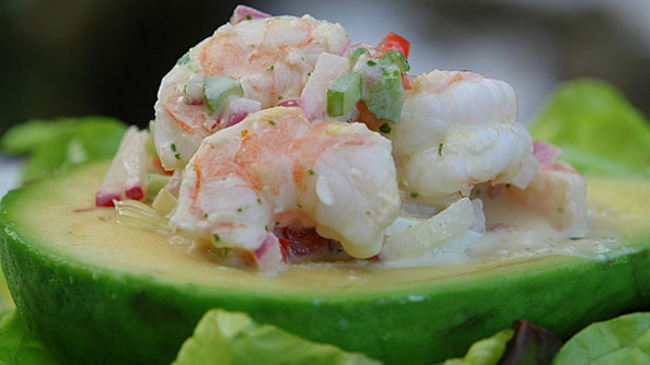 ACOMPAÑANTE AGUACATE RELLENO CON CAMARONES Y QUESO CREMA