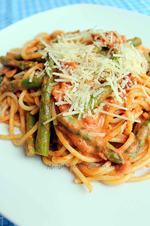 Pasta con espárragos y tocino