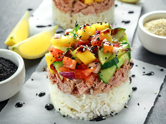 Ensalada de atún, arroz, mango y pepino 