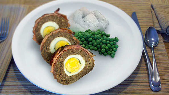 ROLLO DE CARNE CON HUEVO COCIDO