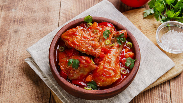 POLLO DULCE CON PASTA DE TOMATE, MANÍ Y CILANTRO